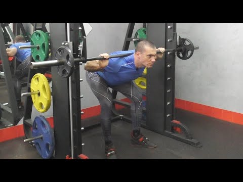Видео: Наклоны со штангой в смите: техника и нюансы