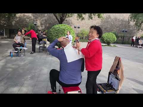 Видео: Масаж с дървен чук под градските стени на Сиан. Xian China