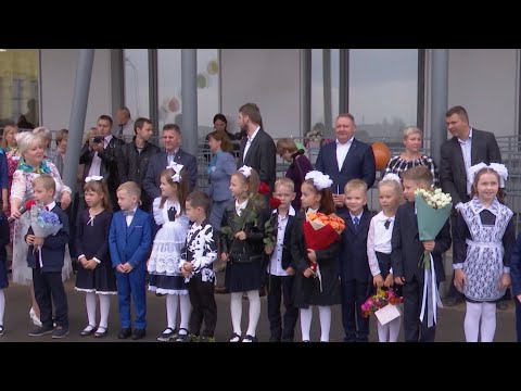 Видео: Праздничная линейка в самой молодой школе округа № 2