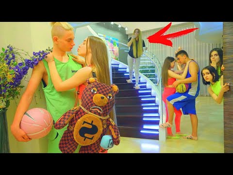 Видео: Мама нас је ухватила КАД СМО СЕ ПОЉУБИЛИ! 😮💋 Дајана и кошаркаш су поново заједно | Dijana Схов