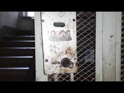 Видео: Раритет ! Лифт распашник едет с открытыми дверями