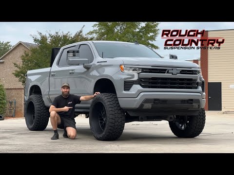 Видео: Поднятый и загруженный: Chevy Silverado, модернизированный с 6-дюймовым лифтом и колесами 24x12