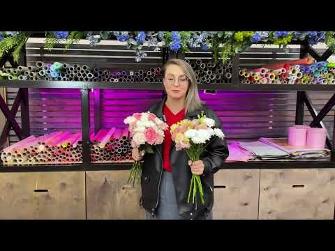 Видео: Самая продаваемая упаковка букета на выпускные: советы флориста!