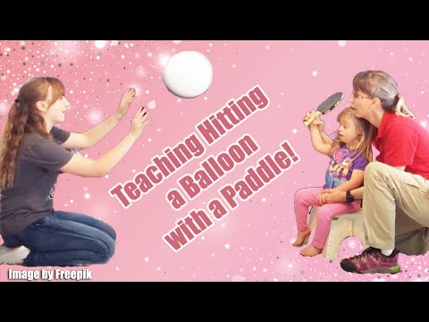 Видео: Удары ракеткой по воздушному шару: физиотерапия для ребенка с низким тонусом