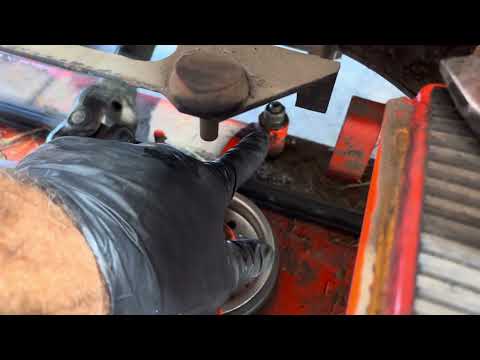 Видео: Советы по замене ремня палубного привода Kubota Commercial Decks RCK Decks на бензине или дизельн...