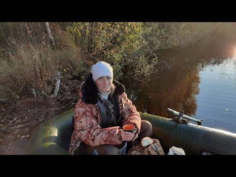 Видео: Осенняя рыбалка на лесном озере! Рыбы просто ТЬМА!