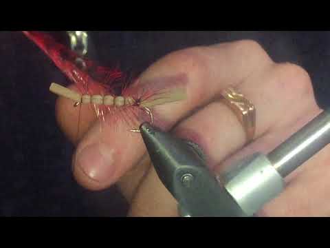 Видео: Вязание мушек для рыбалки. Палмер. Сухая мушка для ловли форели, кумжи и хариуса