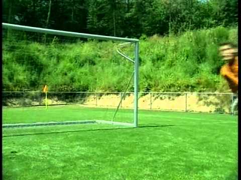 Видео: Упражнения для футбольных вратарей различной направленности