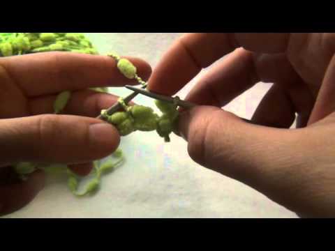 Видео: Мастер-класс по вязанию шарфика из помпонной пряжи