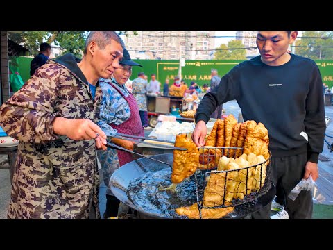 Видео: Вкусная уличная еда в Ухане, Китай: саньсянь дупи и тушеные свиные ножки, бурлящие жизнью.