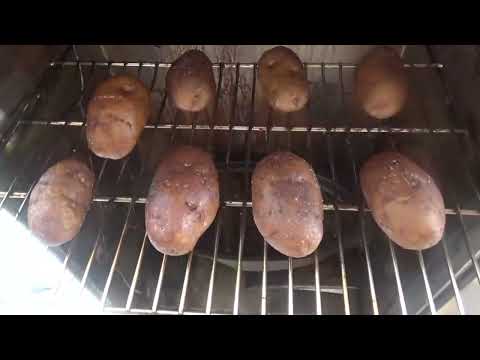 Видео: Как приготовить копченый картофель, запеченный в электрической коптильне Masterbuilt