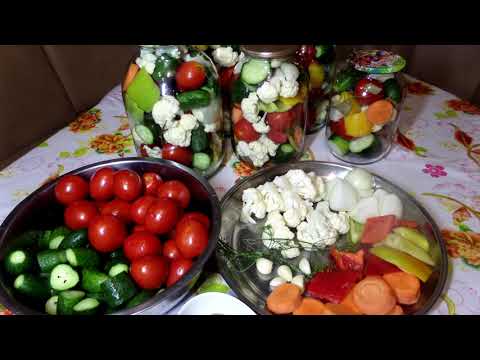 Видео: Овощное ассорти на зиму из огурцов, помидор, капусты, перца, лука и моркови. Маринованные овощи.