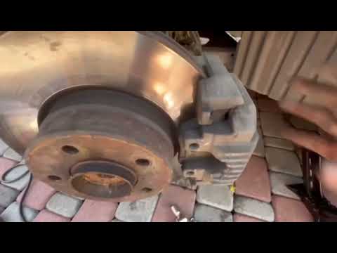 Видео: Бмв е60, 520i замена передних тормозных дисков и колодок!!! Часть первая!!