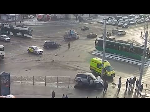 Видео: "Хюндай" вколотил "Рендж Ровер" в столб. Real video