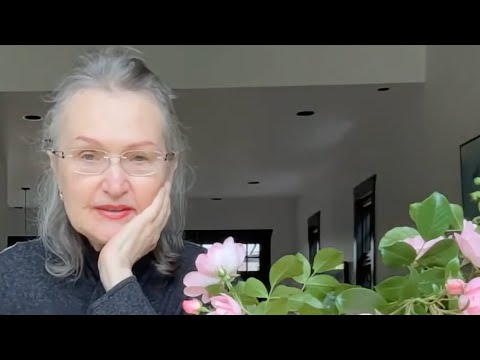 Видео: Он хочет передать вам это! Что творится у него на душе? От чего он бежит #колена таро Canada