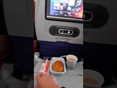 Видео: Кормление пассажиров в самолёте 