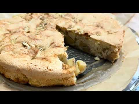 Видео: Ukrainische Sharlotka – Einfacher Apfelkuchen zum Nachbacken. Шарлотка-смачний яблуневий пиріг 