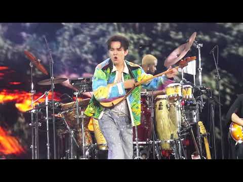 Видео: Димаш. Dimash - Барселона - 2025 - концерт 8.11.25 г.  Домбра