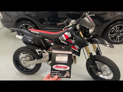 Видео: Подробная установка комплекта JD Jet Kit на Suzuki DRZ400SM. Легко!
