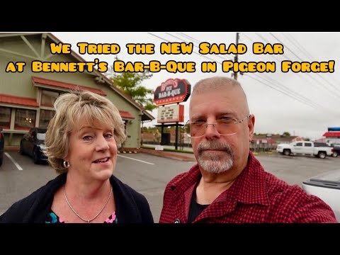 Видео: Мы попробовали новый салат-бар в Bennett’s Bar-B-Que в Пиджен-Фордж! 🤤 Полный обзор