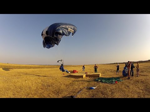 Видео: Соревнования по прыжкам на точность приземления в Кремидовке.  Accuracy skydiving competition