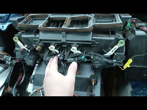 Видео: Замена шторок печки W209/W203
