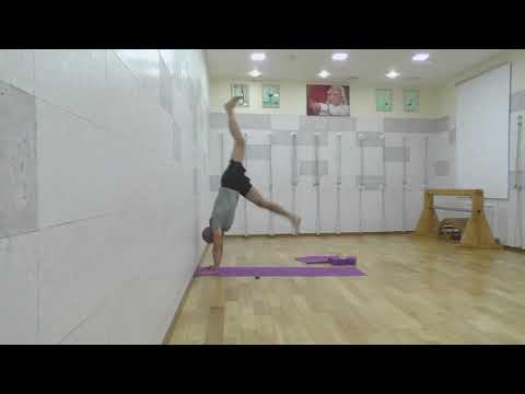 Видео: Адхо Мукха Врикшасана - тематический урок