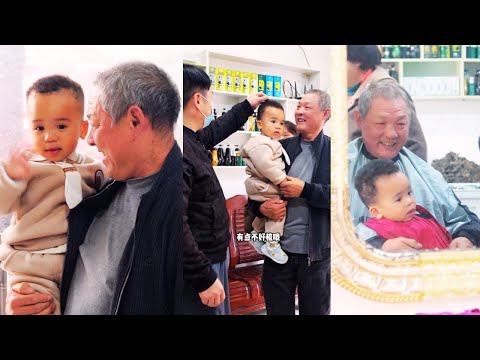 Видео: Дедушка взял Кайкай подстричь её. Кайкай была очень послушной!✂️