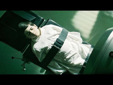 Видео: Люди едят РАДИОАКТИВНЫЙ ШОКОЛАД, пользуются радиоактивной косметикой и умирают от страшной болезни