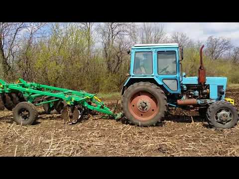 Видео: Весняне дискування після кукурудзи МТЗ 82+ УДА 2,4-20/ Весенняя дисковка