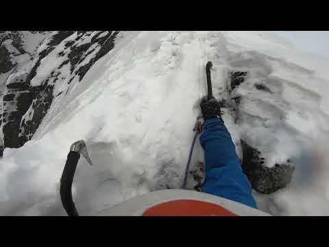 Видео: Зимнее микстовое лазание в Хибинах, Честная девушка 4А, Большой Вудъявр, 2 верёвка