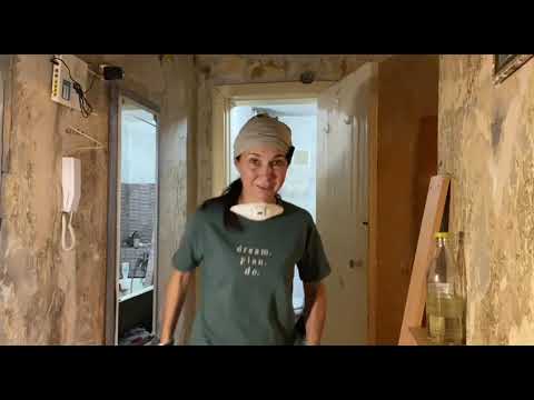 Видео: Ремонт в квартире. Красим дверь. Истории из моей жизни 
