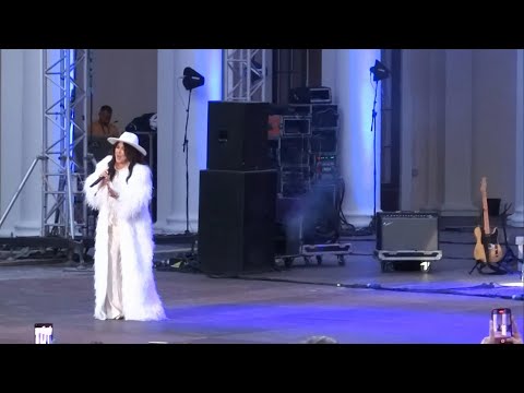 Видео: Ирина Дубцова - Кому? Зачем? (Концерт в Москве)