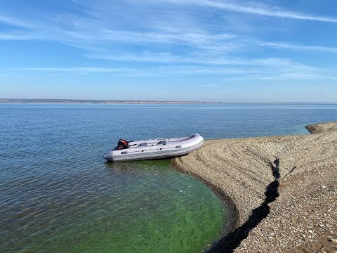 Видео: Лодка River Boats 390 (киль - пайол) под мотором Tohatsu 9.8