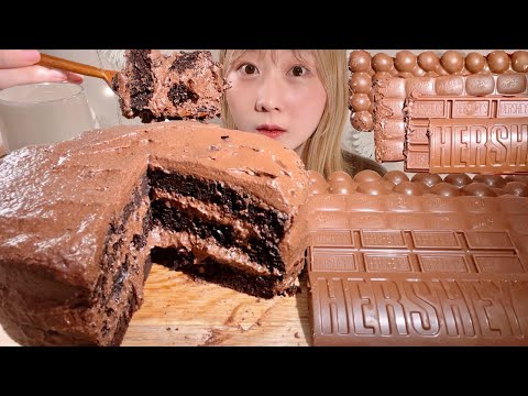 Видео: ASMR Влажный И Насыщенный Шоколадный Торт Шоколад【русские субтитры】【Mukbang/ Eating Sounds】