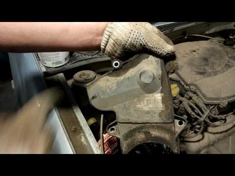 Видео: В Garage: Обрыв ремня грм на Рено Логан. Часть 1