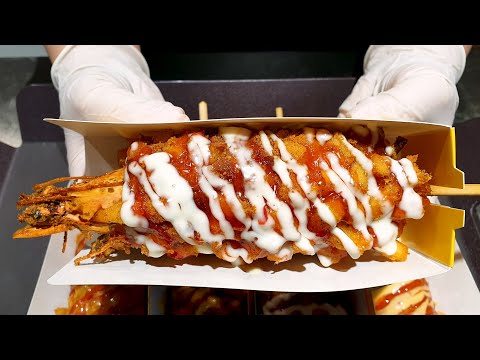 Видео: Потрясающие жареные гигантские креветки! Хот-дог с тигровыми креветками, корн-доги, менбоша, кальмар