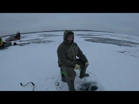 Видео: первый лед ,рыбалка на балансир и ратлин судак,окунь ,щука