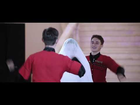 Видео: Балкарско-казахская свадьба, выход жениха и невесты