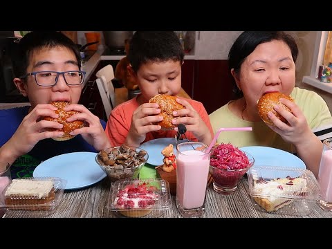 Видео: МУКБАНГ ГАМБУРГЕРЫ, КУРИЦА, ПИРОЖНЫЕ! / MUKBANG HAMBURGERS, CHICKEN, CAKE!