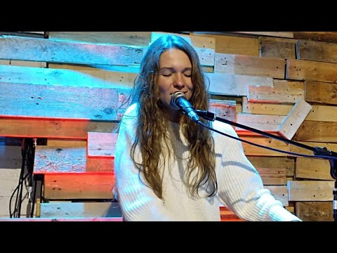 Видео: Aleksandra Zemskaya - Ангелов Божьих