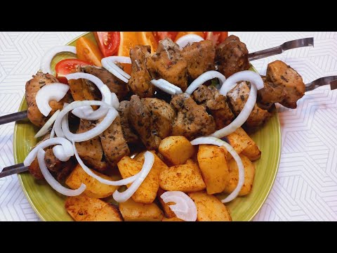 Видео: Сочный шашлык из свинины с картошкой в духовке дома. Быстрый маринад с луком!