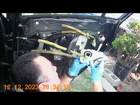 Видео: Замена замка задней пассажирской двери на Mazda 3 sedan 2012 года.