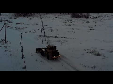 Видео: Трактор Кировец. Расчистка села от снега.