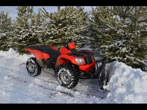 Видео: Чистим снег квадроциклом