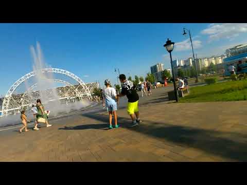 Видео: Жаркий летний день у фонтана в парке