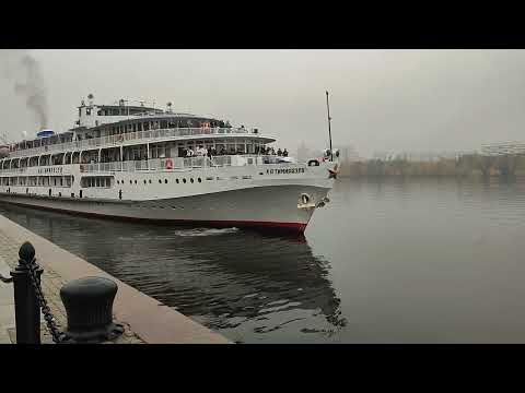 Видео: Отправление тепхода К.А.Тимирязев из Москвы с серией прощальных гудков в сильный туман/06.10.2025
