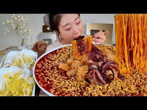 Видео: ASMR Острый рамен с кальмарами, Белое кимчи МУКБАНГ | Кальмар Булдак Рагу Рамен