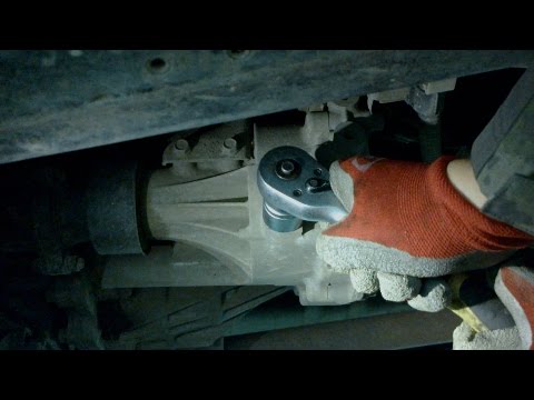 Видео: Замена масла в мостах и раздатке на Pajero Sport II