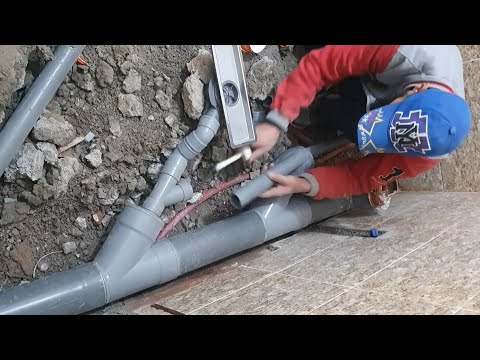 Видео: Провести канализационные трубы по всей ванной комнате